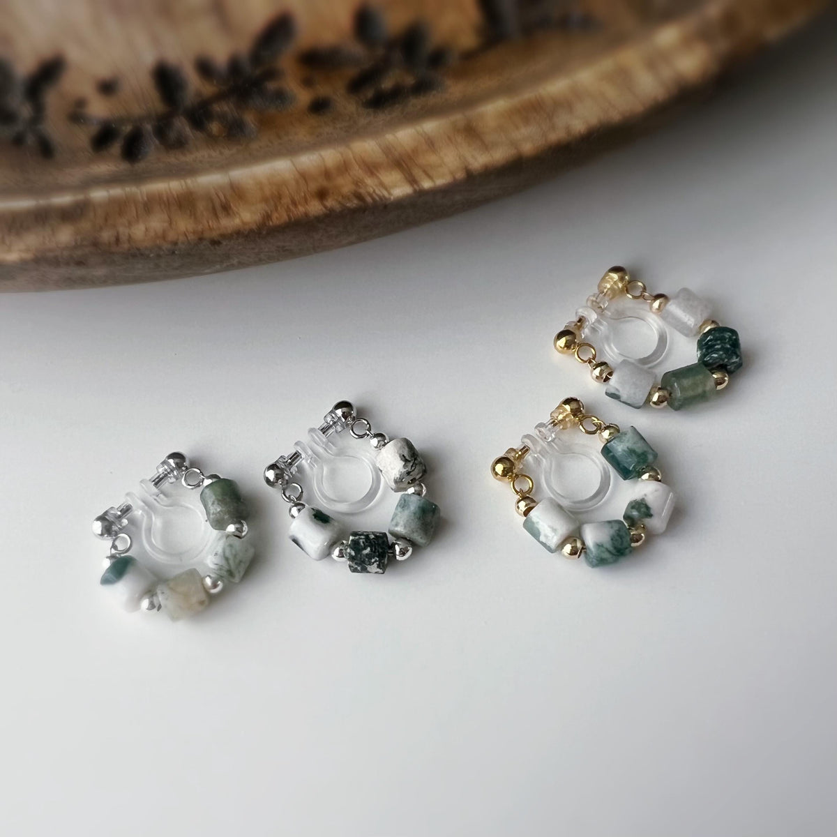 Boucles d'oreilles clip élégantes Perles cylindriques pierres vert blanc Perles gravées dorées /argentées. Confortable look raffiné naturel