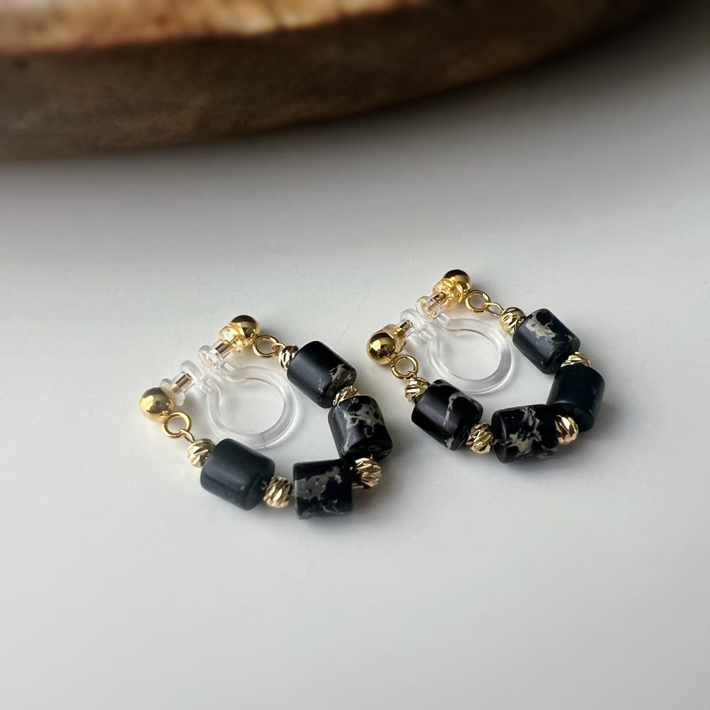 Boucles d'oreilles clip élégantes Perles cylindriques pierres noir blanc Perle gravée dorée /argentée. Confortable look raffiné naturel