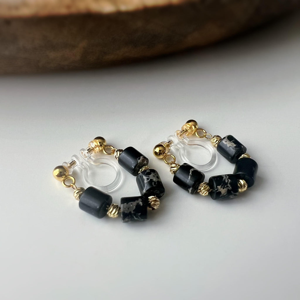 Boucles d'oreilles clip élégantes Perles cylindriques pierres noir blanc Perle gravée dorée /argentée. Confortable look raffiné naturel