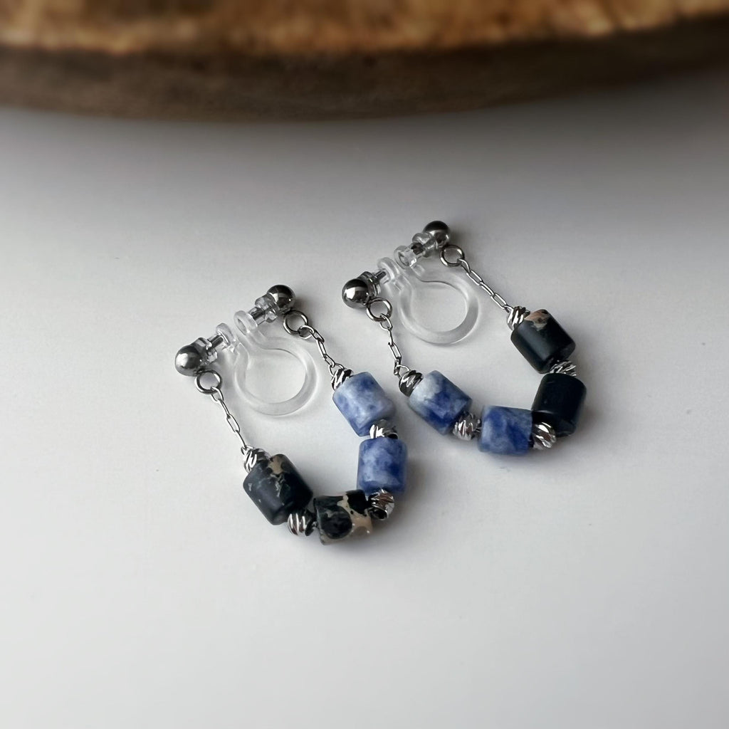 Boucles d'oreilles clip élégantes Perles cylindriques pierres noir bleu Mini perle gravée dorée /argentée. Confortable look raffiné naturel