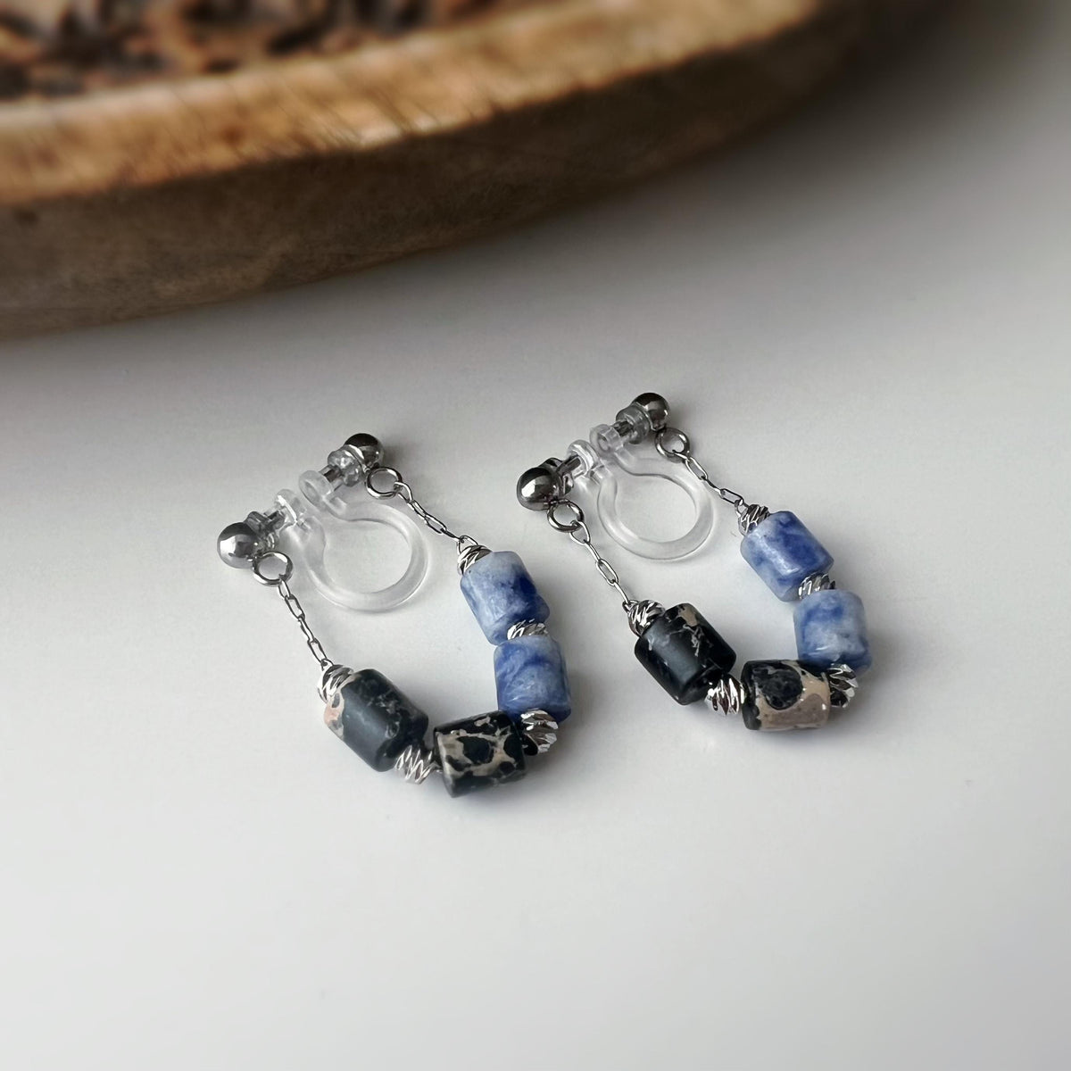 Boucles d'oreilles clip élégantes Perles cylindriques pierres noir bleu Mini perle gravée dorée /argentée. Confortable look raffiné naturel