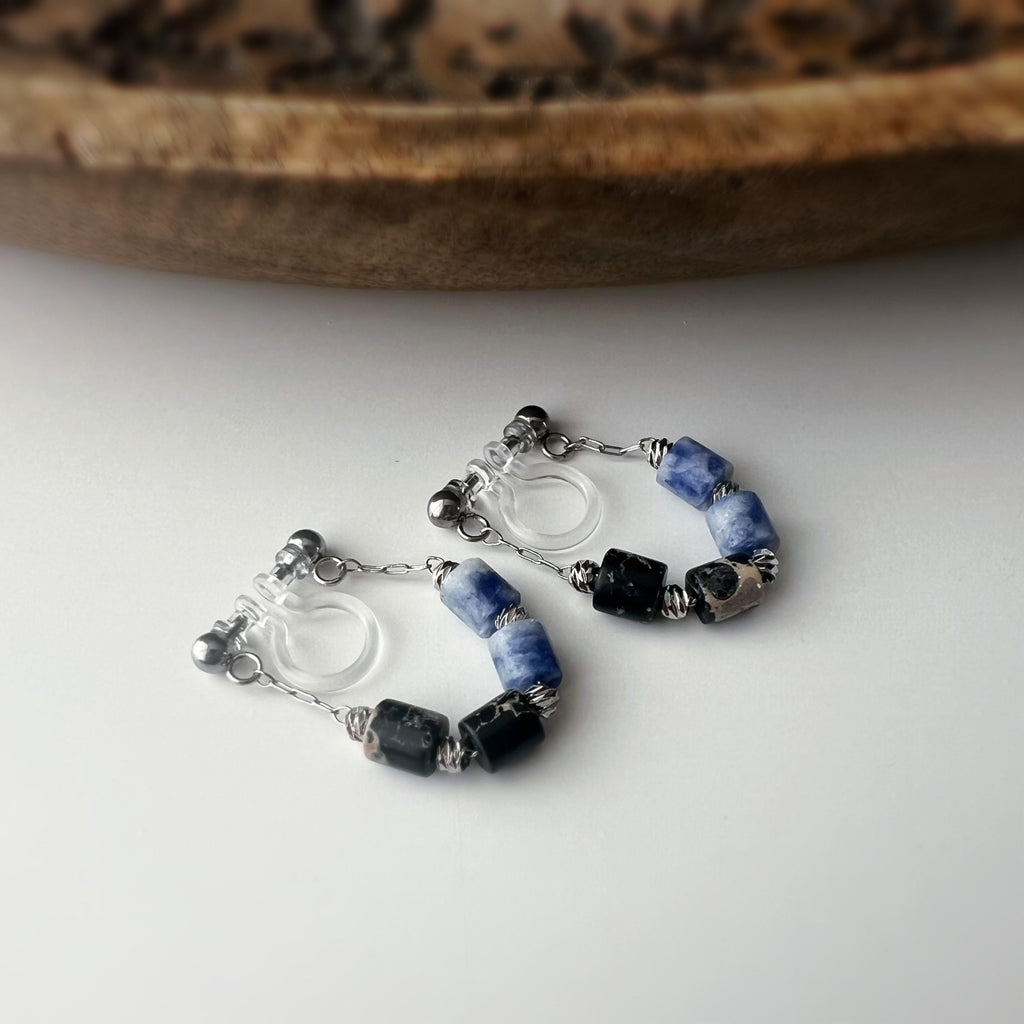 Boucles d'oreilles clip élégantes Perles cylindriques pierres noir bleu Mini perle gravée dorée /argentée. Confortable look raffiné naturel