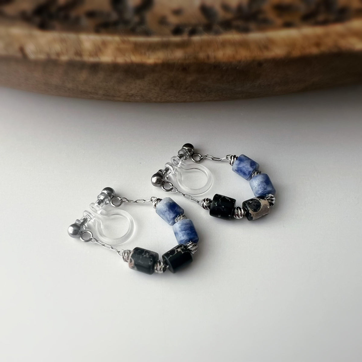 Boucles d'oreilles clip élégantes Perles cylindriques pierres noir bleu Mini perle gravée dorée /argentée. Confortable look raffiné naturel