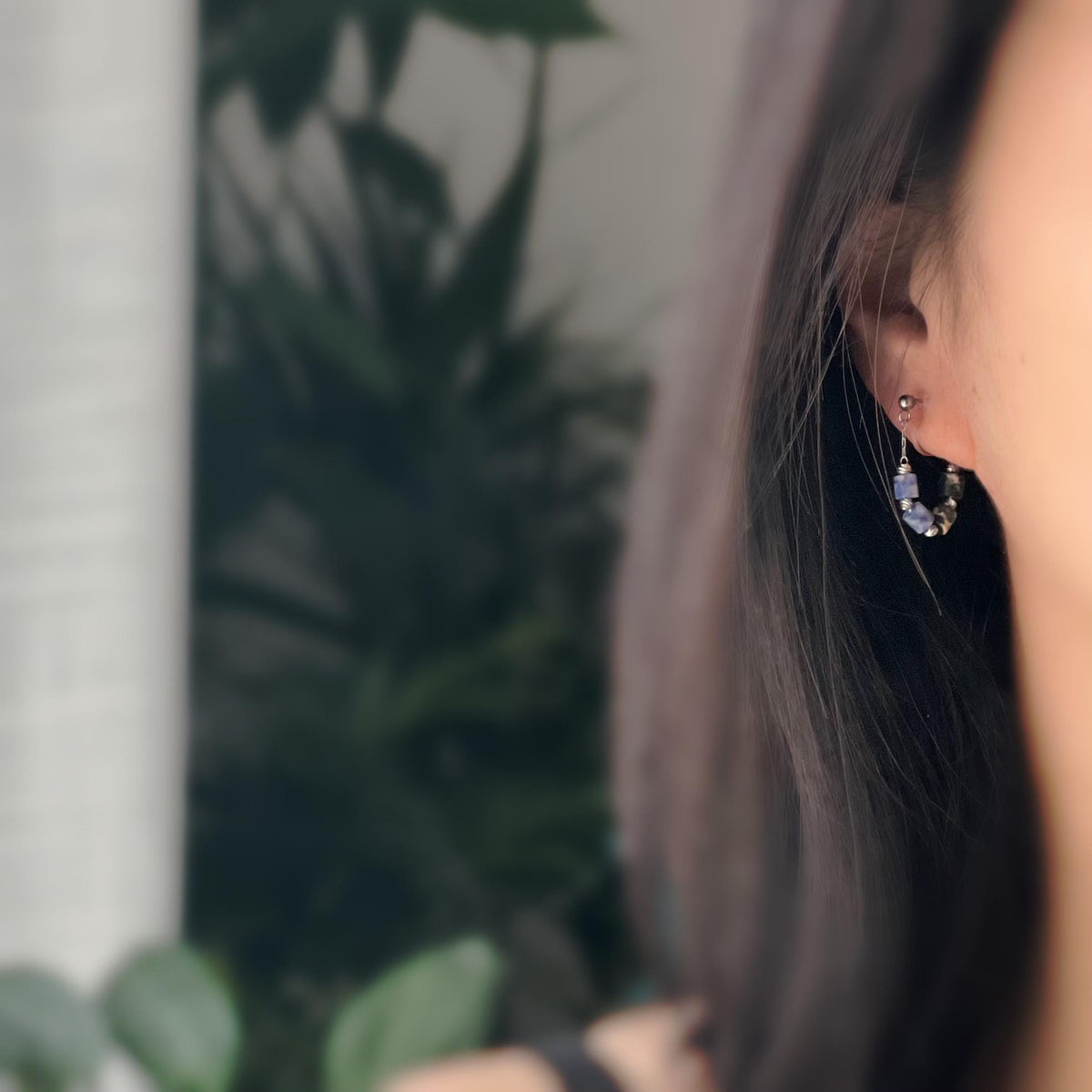 Boucles d'oreilles clip élégantes Perles cylindriques pierres noir bleu Mini perle gravée dorée /argentée. Confortable look raffiné naturel