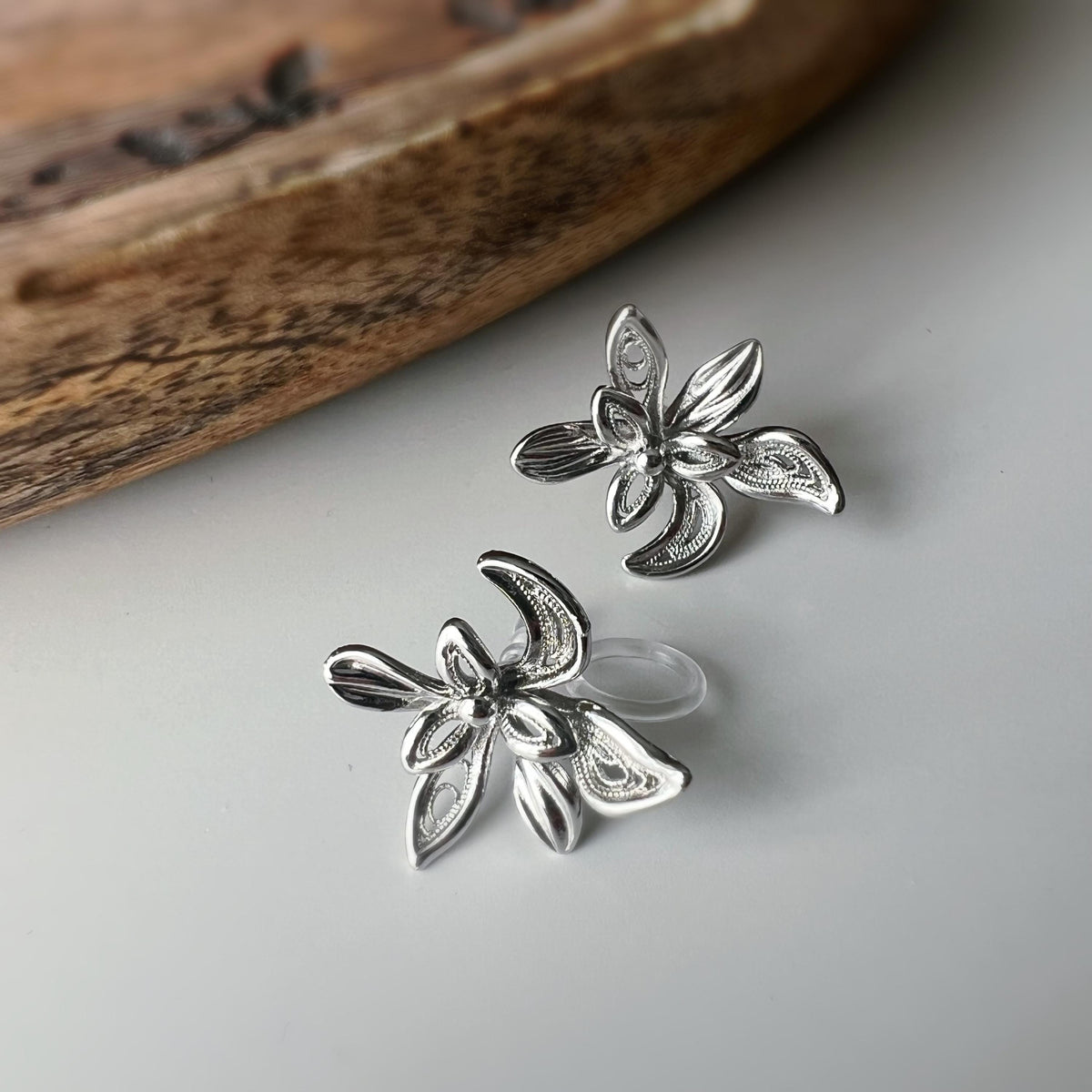 Boucles d'oreilles clip fleur argentée, au design ajouré raffiné. Légères et confortables, parfaites pour sublimer vos looks sans perçage.