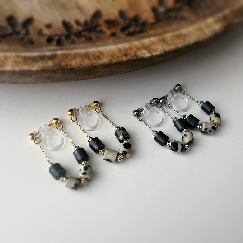 Boucles d'oreilles clip élégantes Perles cylindriques pierres noir blanc Mini perle gravée dorée /argentée. Confortable look raffiné naturel