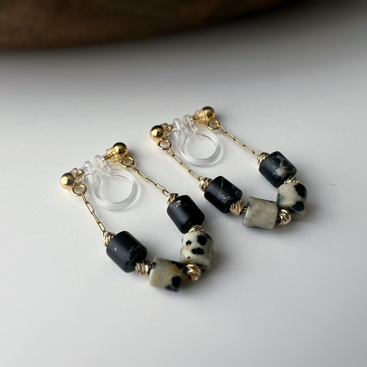 Boucles d'oreilles clip élégantes Perles cylindriques pierres noir blanc Mini perle gravée dorée /argentée. Confortable look raffiné naturel