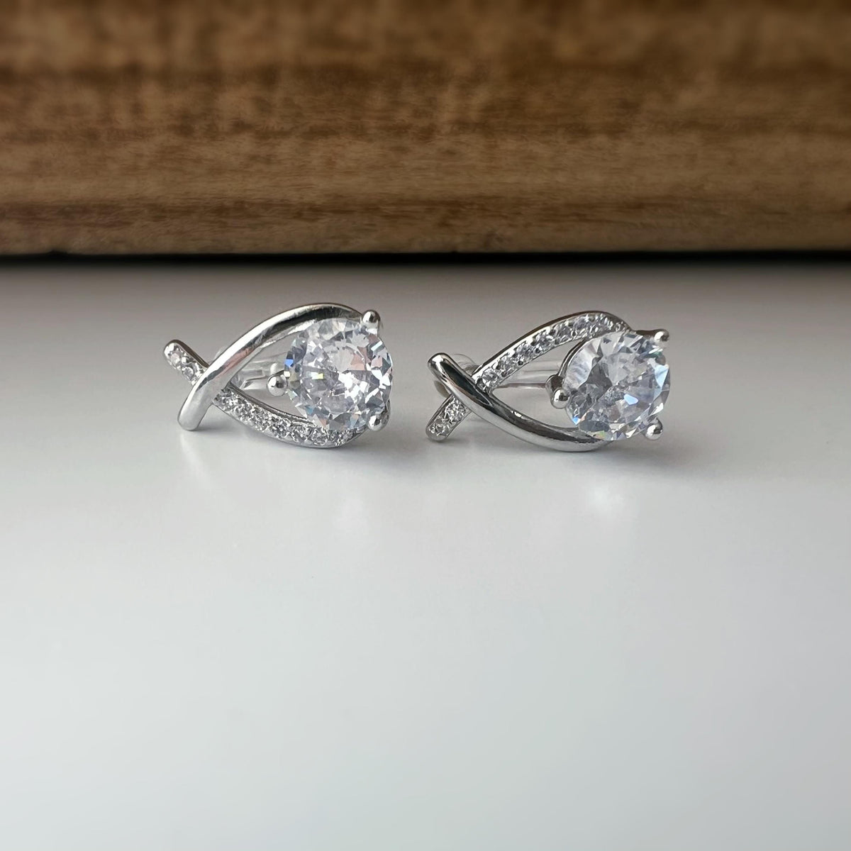 Boucles d'oreilles Clips INVISIBLES or en forme de poisson, Triangle mini et grande Zircon rond. Clips d'oreilles Confortables Prêt à offrir