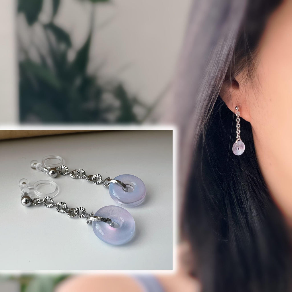 Boucles d'oreilles clips raffinées argent pendentif en verre rose bleu détails floraux Un bijou élégant et délicat pour une touche lumineuse
