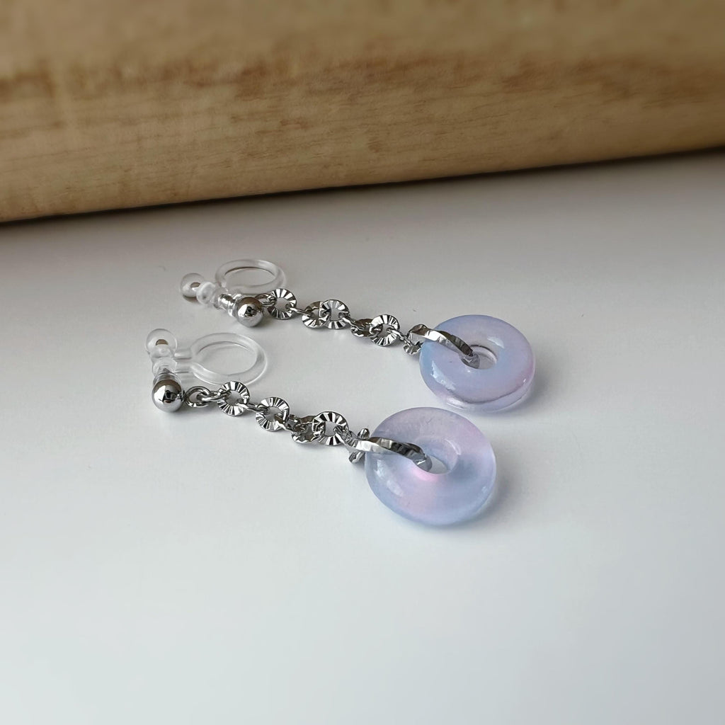 Boucles d'oreilles clips raffinées argent pendentif en verre rose bleu détails floraux Un bijou élégant et délicat pour une touche lumineuse