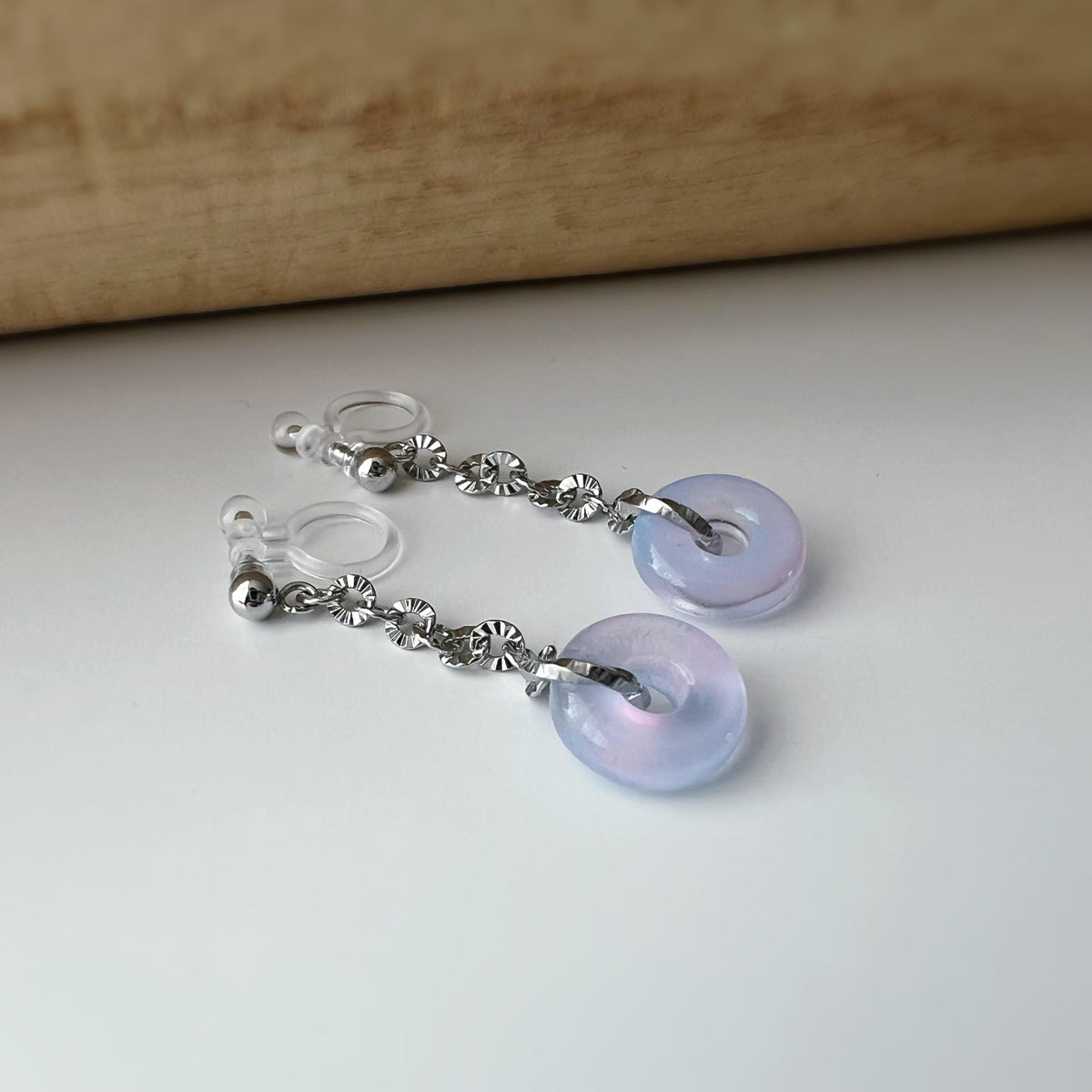Boucles d'oreilles clips raffinées argent pendentif en verre rose bleu détails floraux Un bijou élégant et délicat pour une touche lumineuse