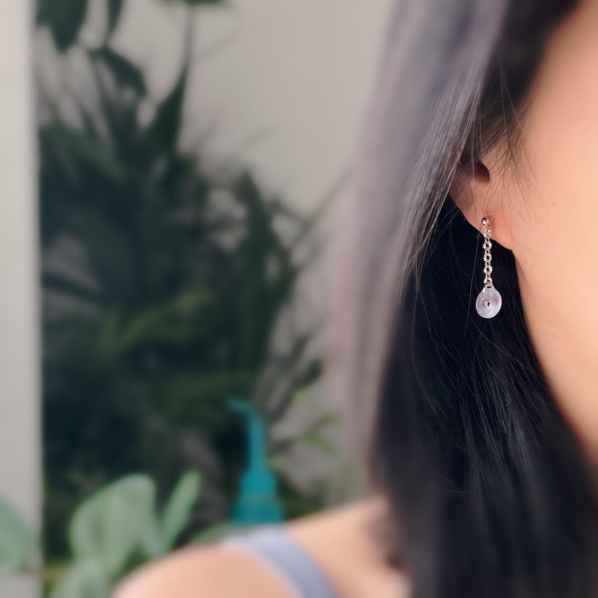 Boucles d'oreilles clips raffinées argent pendentif en verre rose bleu détails floraux Un bijou élégant et délicat pour une touche lumineuse