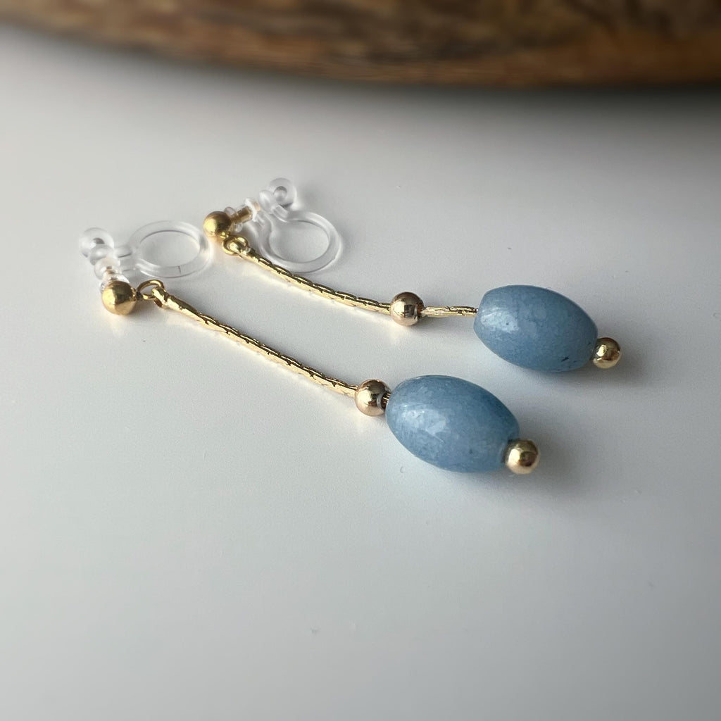 Boucles d'oreilles clips élégantes pierres naturelles bleu clair perles dorées. Design fin et minimaliste, parfait pour touche sophistiquée.