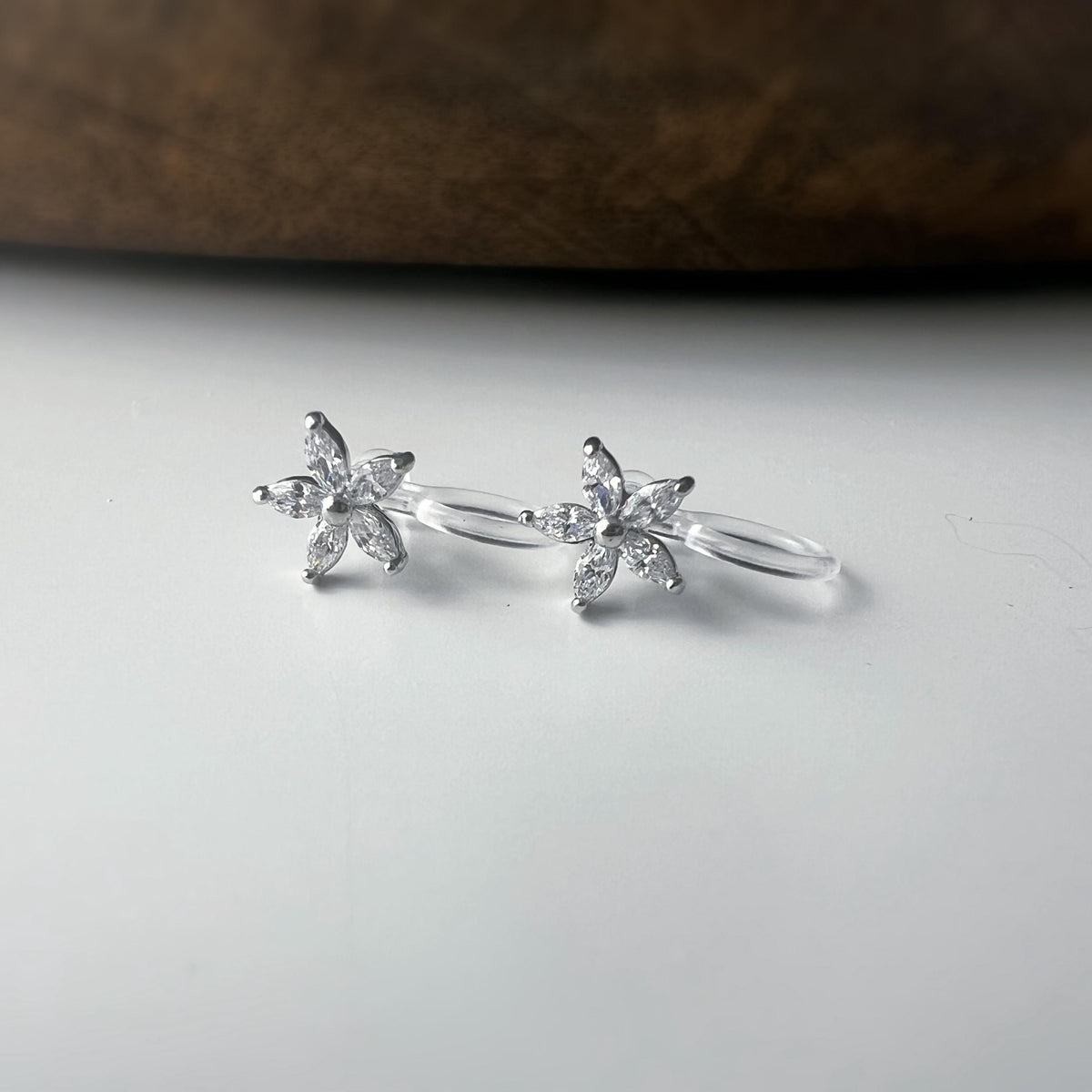 Mini Boucles d'oreilles clip fleur scintillante or/ argent/ or rose. Élégantes, elles ajoutent une touche raffinée à votre look.