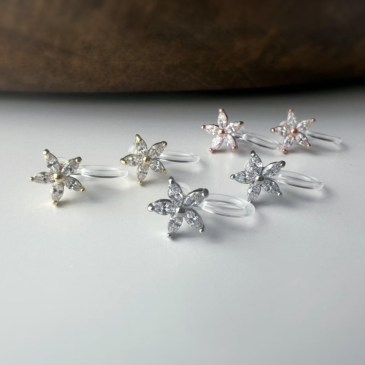 Mini Boucles d'oreilles clip fleur scintillante or/ argent/ or rose. Élégantes, elles ajoutent une touche raffinée à votre look.