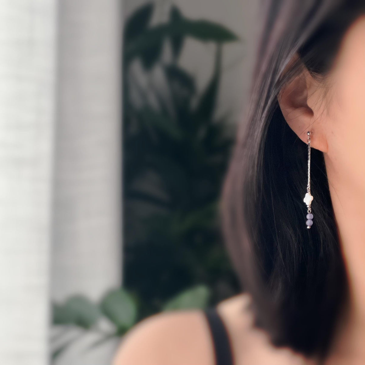Boucles d'oreilles clip élégantes Chaîne argentée Perles violettes Fleur blanche en nacre Légères raffinées parfait pour style délicat chic.