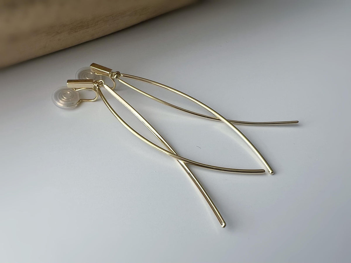 Boucles d'oreilles clips minimalistes longue barre courbée Or/ Argent design épuré et élégant. Parfaites pour un look moderne et sophistiqué