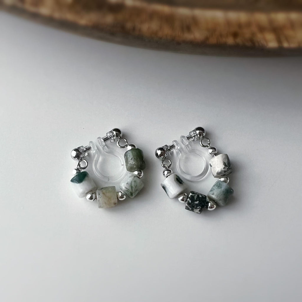 Boucles d'oreilles clip élégantes Perles cylindriques pierres vert blanc Perles gravées dorées /argentées. Confortable look raffiné naturel