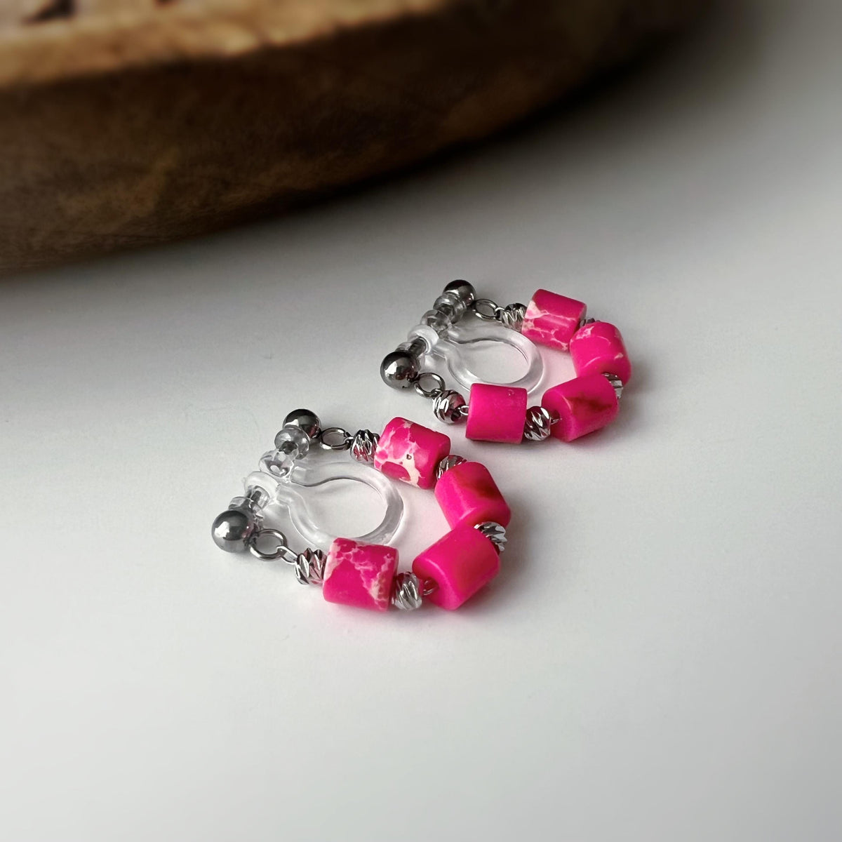Boucles d'oreilles clip élégantes Perles cylindriques pierres rose fluo blanc Perle gravée dorée /argentée. Confortable look raffiné naturel