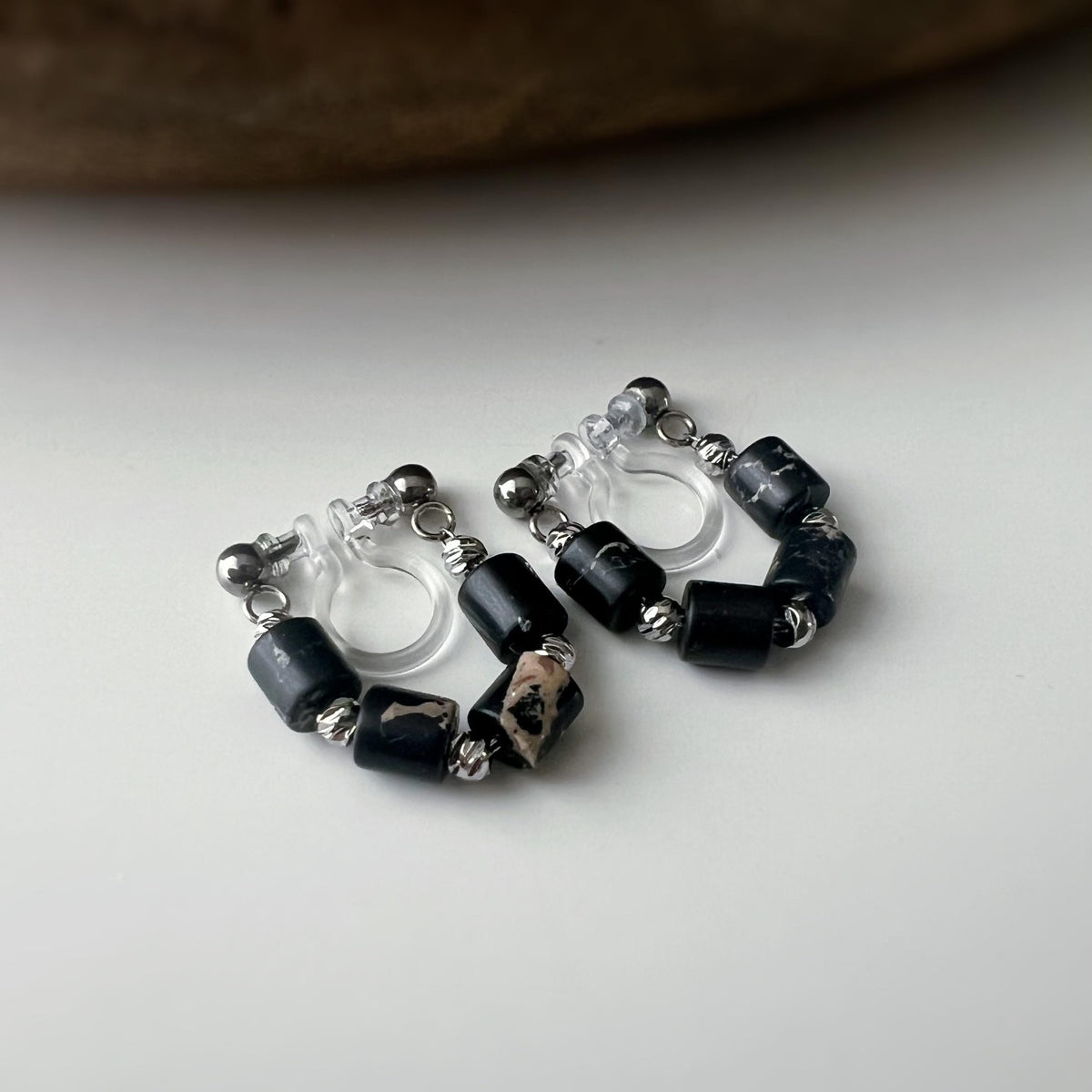 Boucles d'oreilles clip élégantes Perles cylindriques pierres noir blanc Perle gravée dorée /argentée. Confortable look raffiné naturel