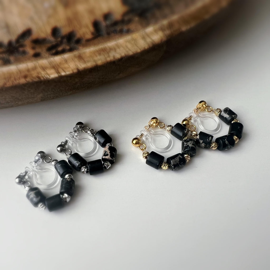 Boucles d'oreilles clip élégantes Perles cylindriques pierres noir blanc Perle gravée dorée /argentée. Confortable look raffiné naturel
