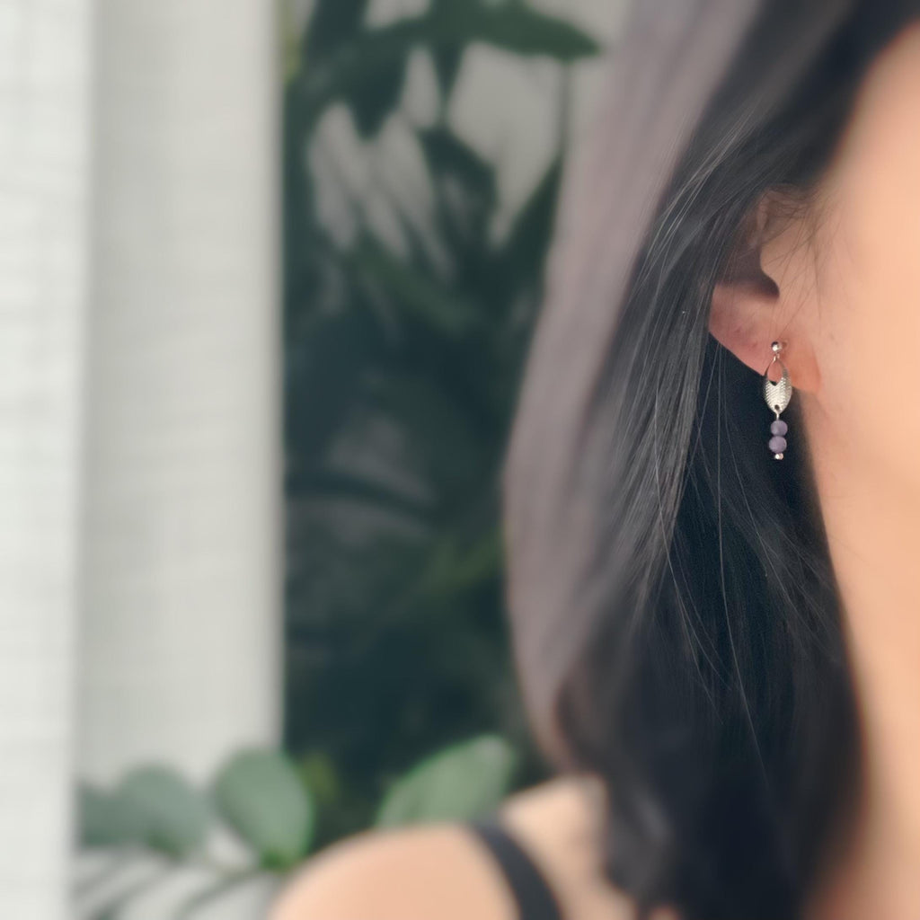 Boucles d'oreilles clip élégantes en argent avec perles violettes. Design raffiné et sans perçage, parfait pour un look chic et sophistiqué.