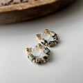 Boucles d'oreilles clip élégantes Perles cylindriques pierres dalmate blanc Perle gravée dorée /argentée. Confortable look raffiné naturel
