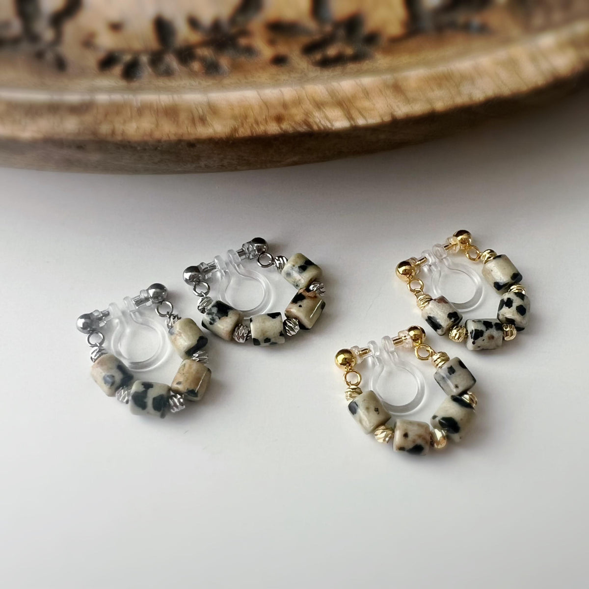Boucles d'oreilles clip élégantes Perles cylindriques pierres dalmate blanc Perle gravée dorée /argentée. Confortable look raffiné naturel