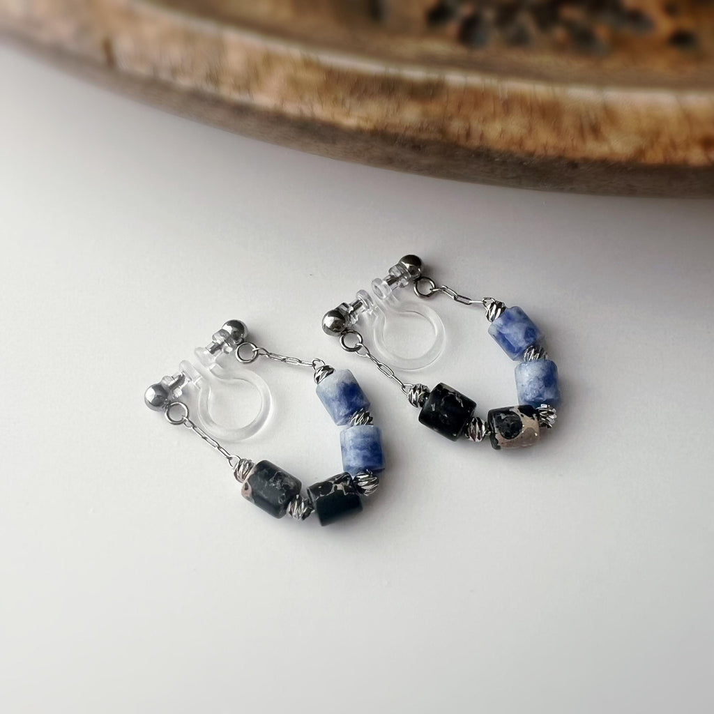 Boucles d'oreilles clip élégantes Perles cylindriques pierres noir bleu Mini perle gravée dorée /argentée. Confortable look raffiné naturel