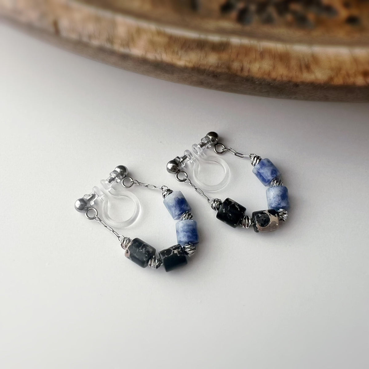 Boucles d'oreilles clip élégantes Perles cylindriques pierres noir bleu Mini perle gravée dorée /argentée. Confortable look raffiné naturel