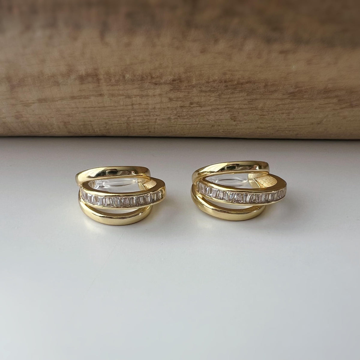 Boucles d'oreilles clip dorée triple anneau ornées strass scintillants Élégantes raffinées elles apportent une touche lumineuse sophistiquée