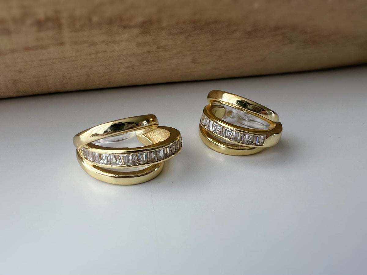 Boucles d'oreilles clip dorée triple anneau ornées strass scintillants Élégantes raffinées elles apportent une touche lumineuse sophistiquée