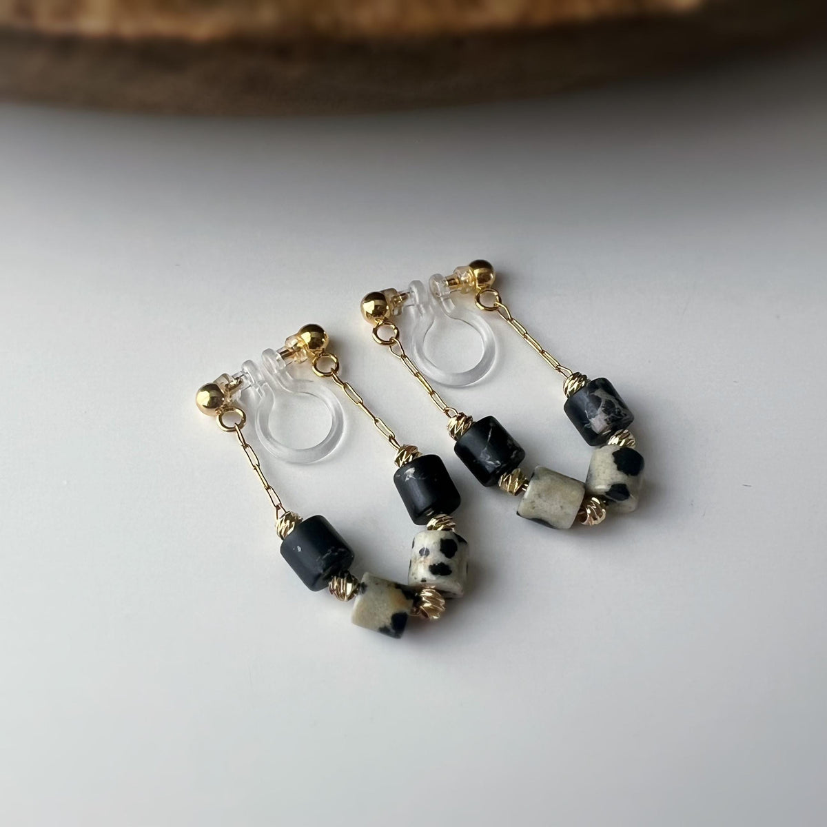 Boucles d'oreilles clip élégantes Perles cylindriques pierres noir blanc Mini perle gravée dorée /argentée. Confortable look raffiné naturel
