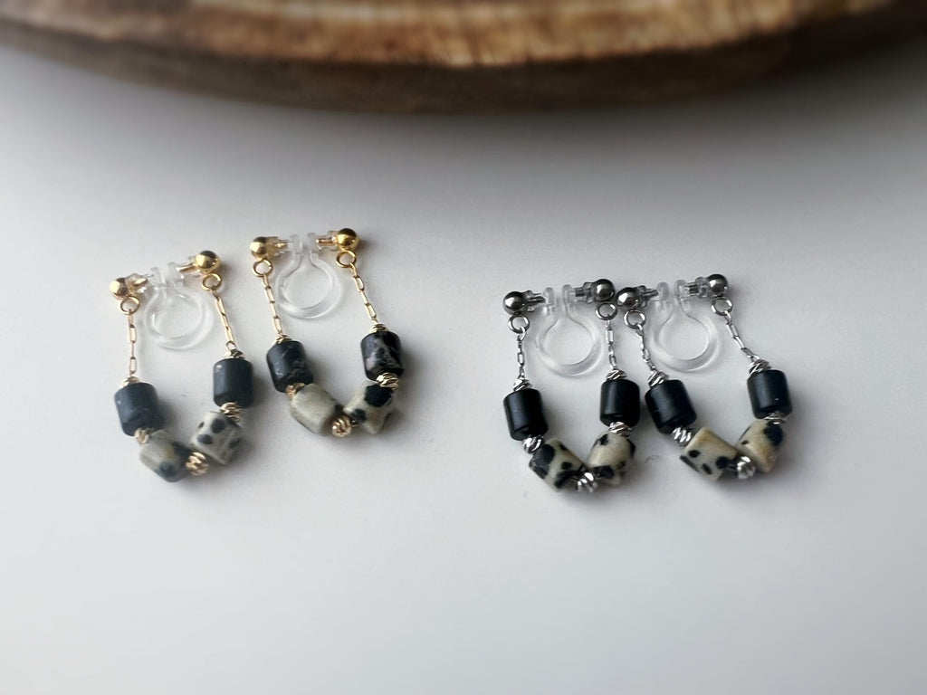 Boucles d'oreilles clip élégantes Perles cylindriques pierres noir blanc Mini perle gravée dorée /argentée. Confortable look raffiné naturel