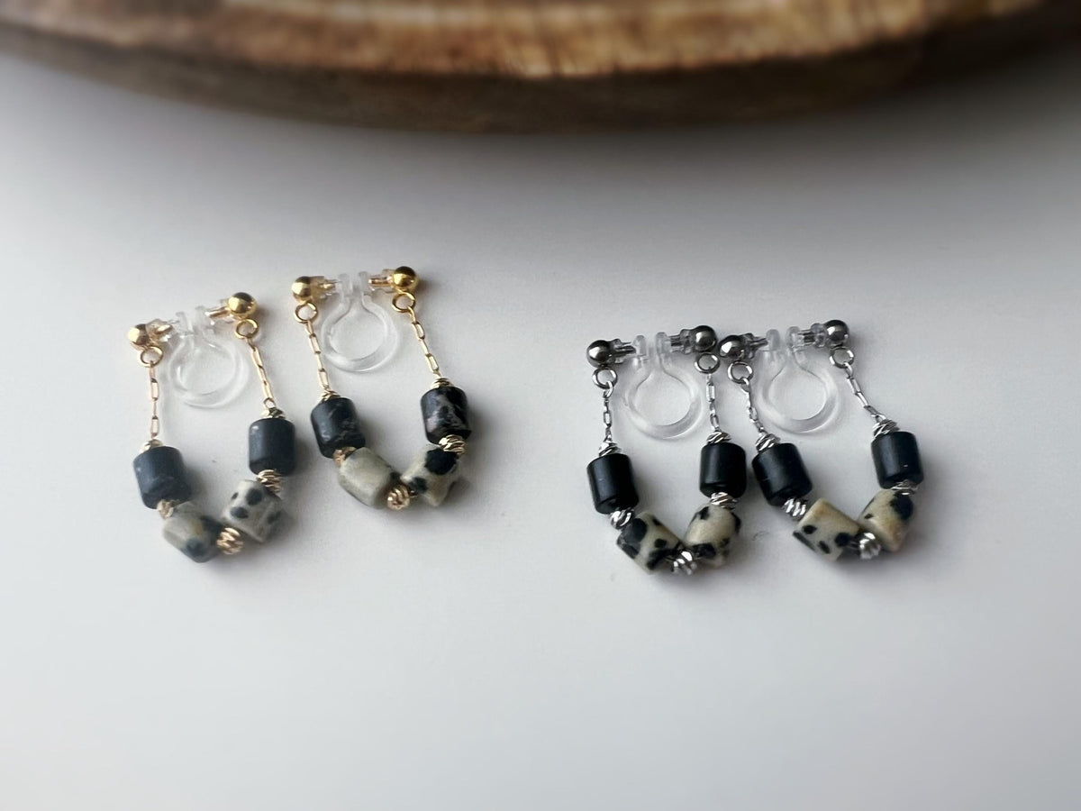Boucles d'oreilles clip élégantes Perles cylindriques pierres noir blanc Mini perle gravée dorée /argentée. Confortable look raffiné naturel