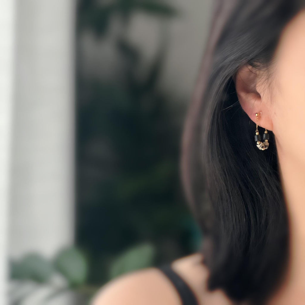 Boucles d'oreilles clip élégantes Perles cylindriques pierres noir blanc Mini perle gravée dorée /argentée. Confortable look raffiné naturel