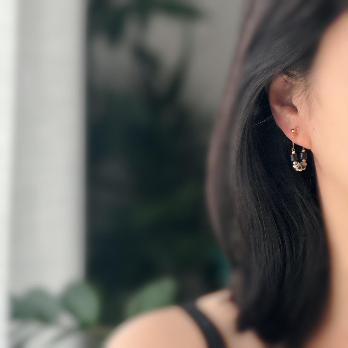 Boucles d'oreilles clip élégantes Perles cylindriques pierres noir blanc Mini perle gravée dorée /argentée. Confortable look raffiné naturel