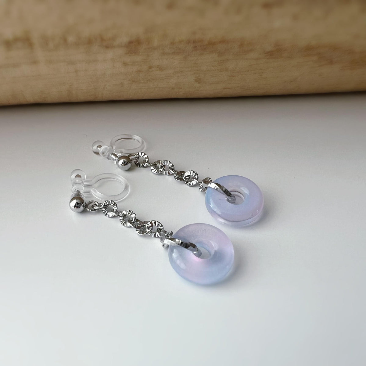 Boucles d'oreilles clips raffinées argent pendentif en verre rose bleu détails floraux Un bijou élégant et délicat pour une touche lumineuse