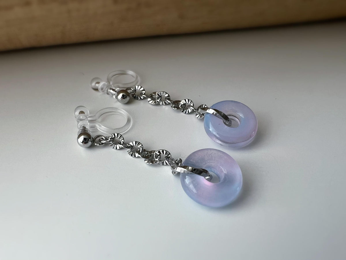Boucles d'oreilles clips raffinées argent pendentif en verre rose bleu détails floraux Un bijou élégant et délicat pour une touche lumineuse