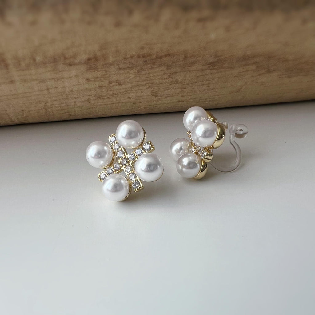 Boucles d'oreilles clips élégantes en perles et strass or/ argent. Un design raffiné en forme de fleur pour une touche chic et sophistiquée.
