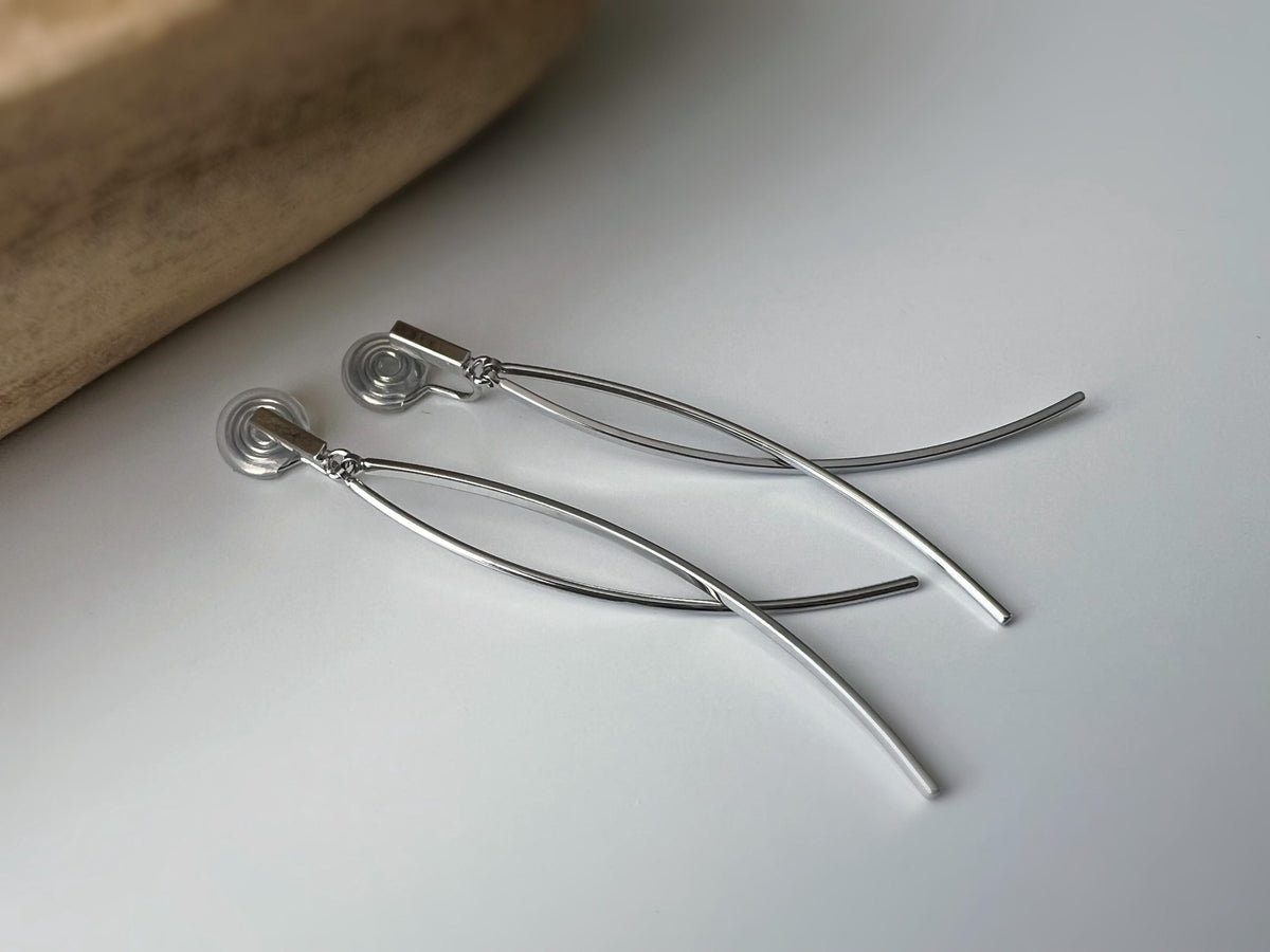 Boucles d'oreilles clips minimalistes longue barre courbée Or/ Argent design épuré et élégant. Parfaites pour un look moderne et sophistiqué