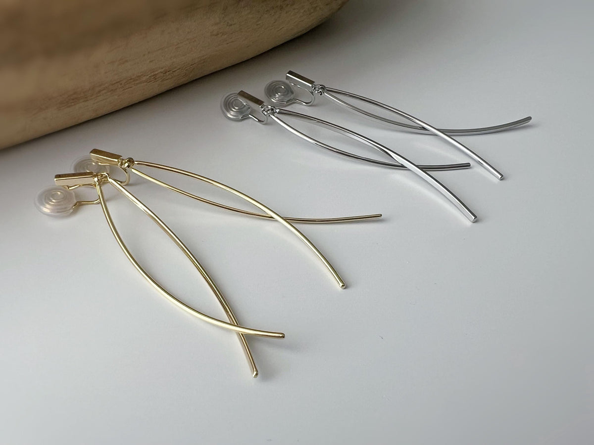 Boucles d'oreilles clips minimalistes longue barre courbée Or/ Argent design épuré et élégant. Parfaites pour un look moderne et sophistiqué