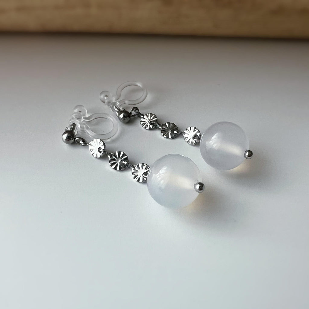 Boucles d'oreilles clip élégantes avec perles rondes en agate blanc chaîne argentés floraux Idéales pour une touche raffinée et intemporelle