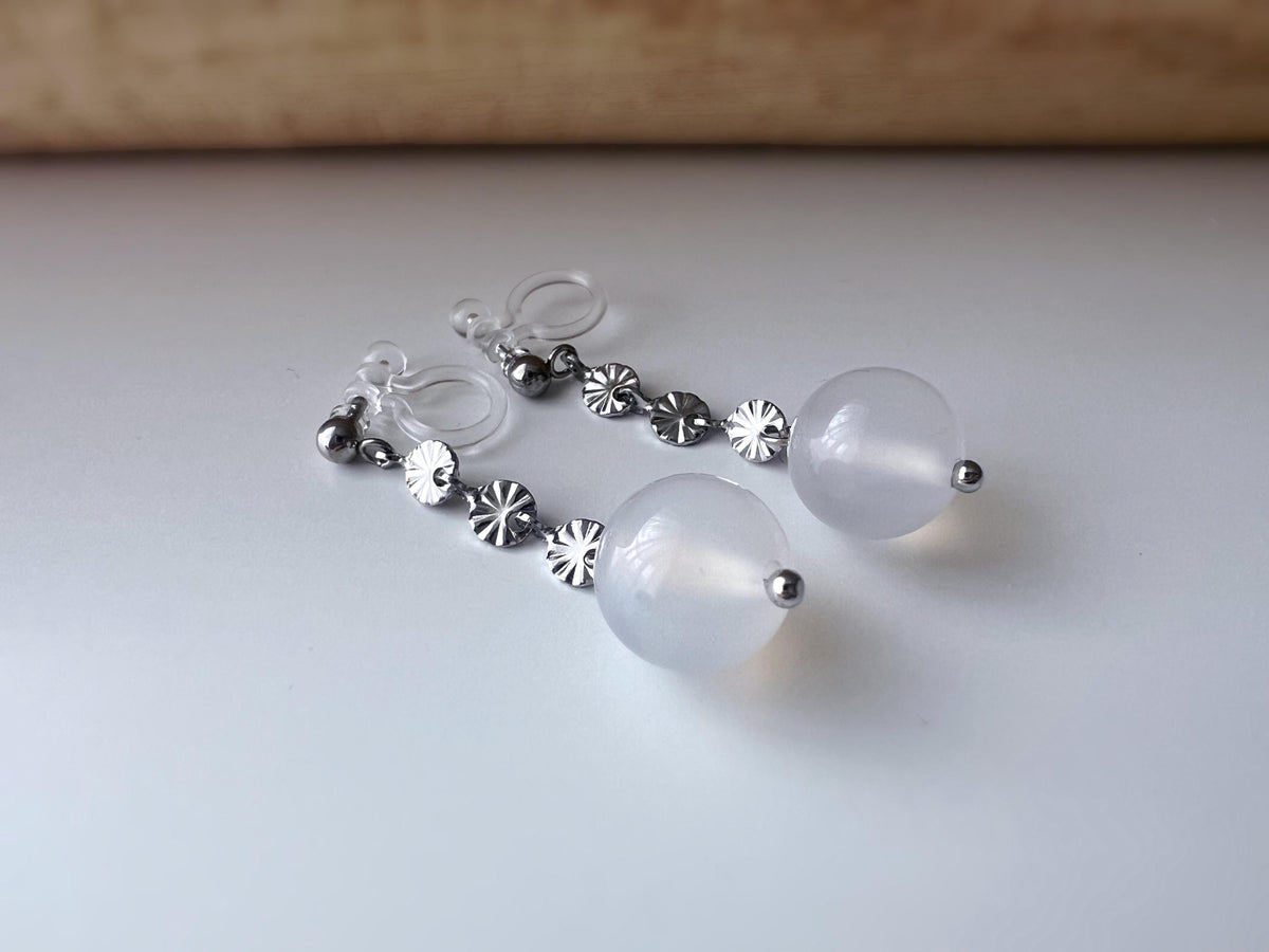 Boucles d'oreilles clip élégantes avec perles rondes en agate blanc chaîne argentés floraux Idéales pour une touche raffinée et intemporelle