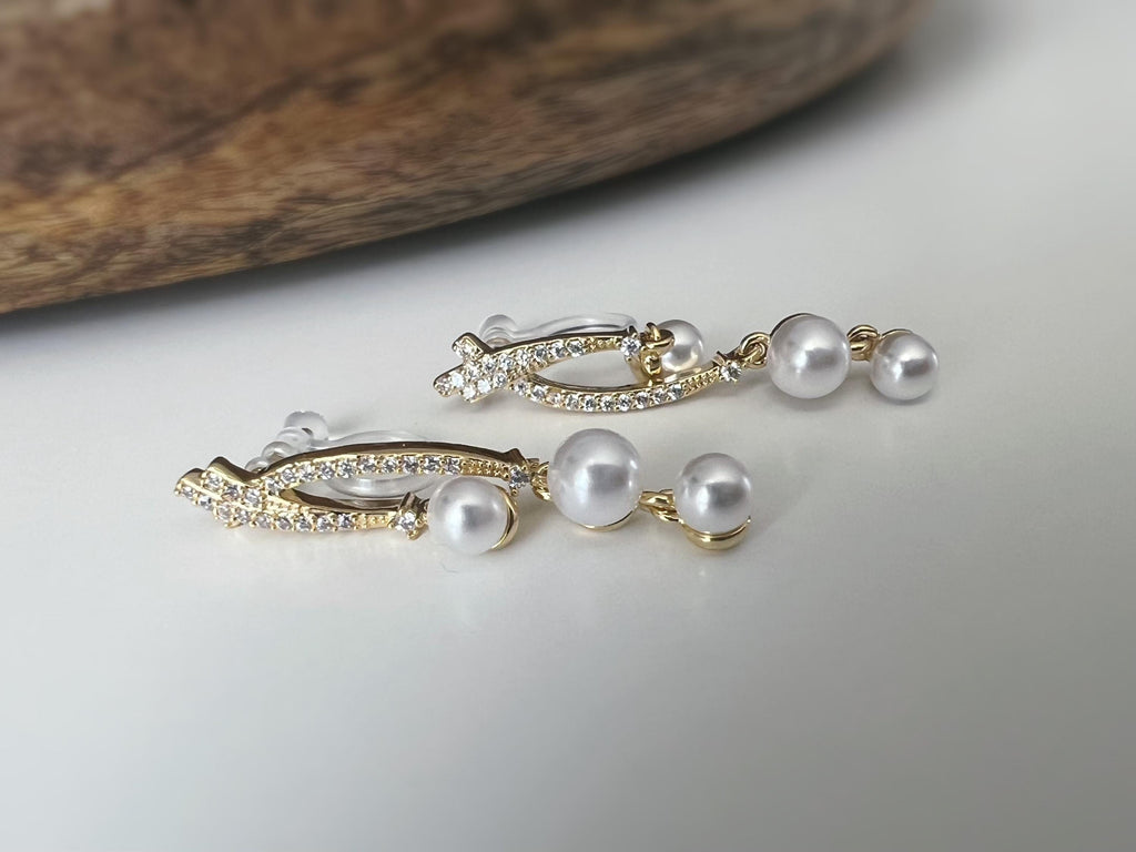 Boucles d'oreilles clip or perles blanche strass élégantes et raffinées, parfaites pour les occasions spéciales ou un look chic au quotidien