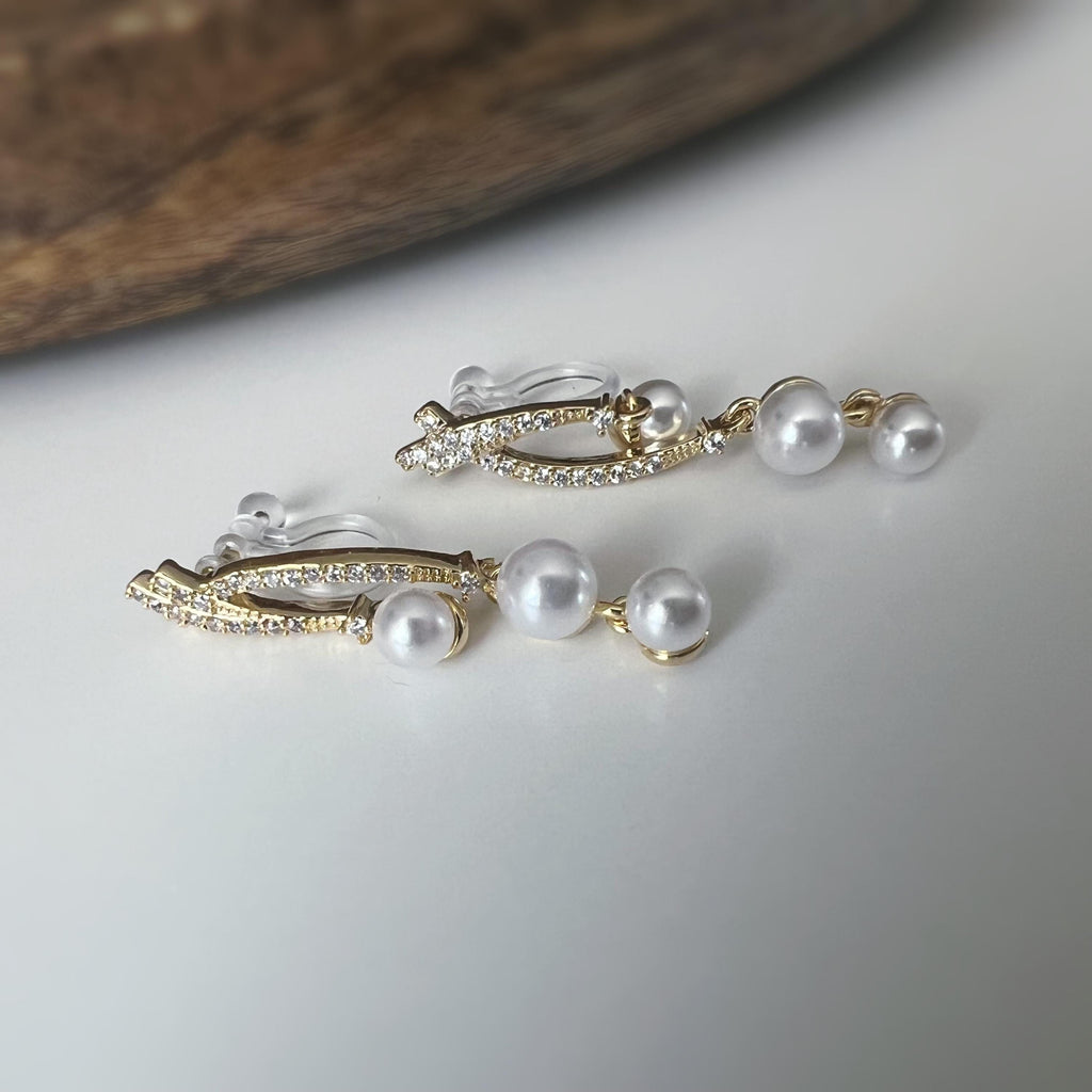 Boucles d'oreilles clip or perles blanche strass élégantes et raffinées, parfaites pour les occasions spéciales ou un look chic au quotidien