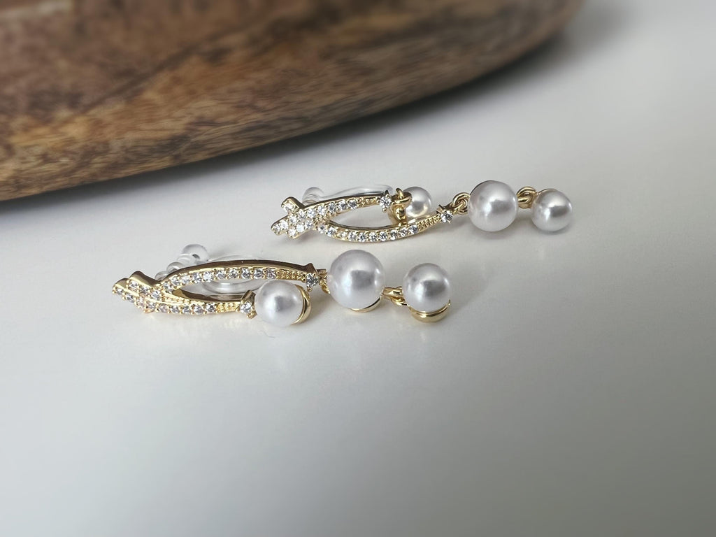 Boucles d'oreilles clip or perles blanche strass élégantes et raffinées, parfaites pour les occasions spéciales ou un look chic au quotidien