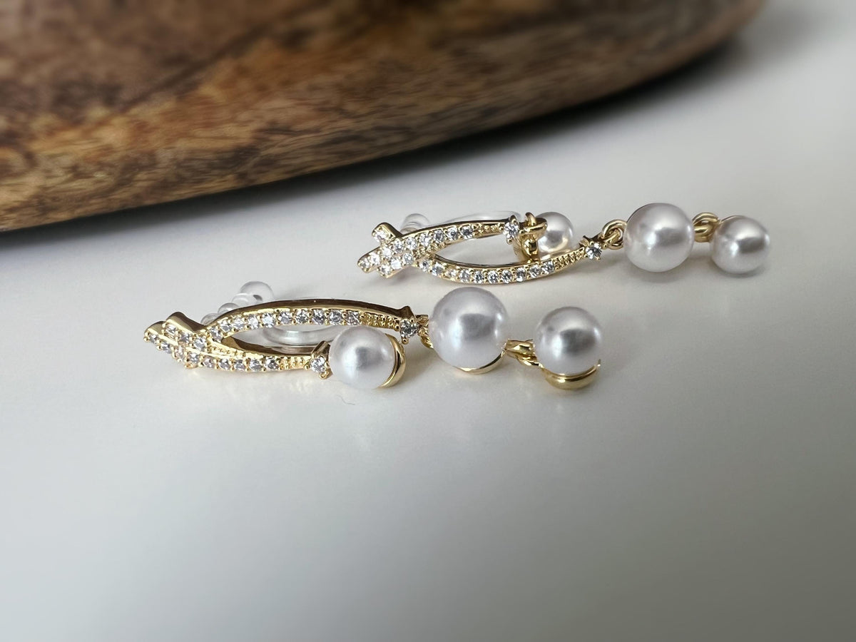 Boucles d'oreilles clip or perles blanche strass élégantes et raffinées, parfaites pour les occasions spéciales ou un look chic au quotidien