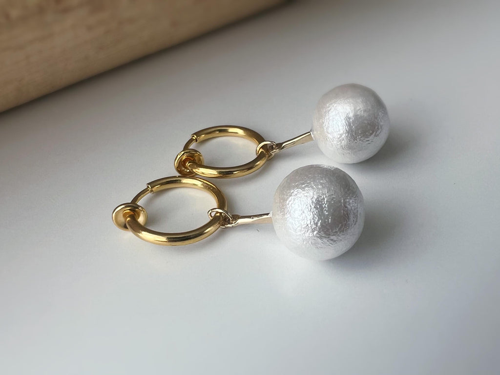 Clips d'oreille 2-EN-1 CLIPS anneaux dorés 13mm Perles coton blanches. Confortables raffinées, idéales pour une touche chic sans perçage.