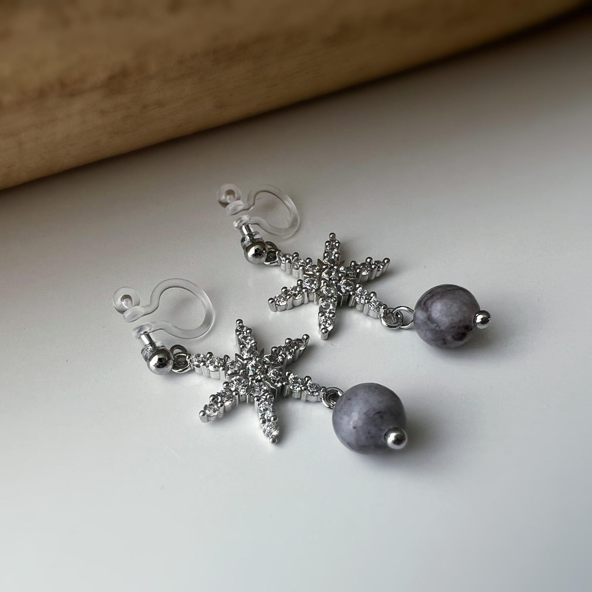 Boucles d'oreilles clip Flocon De Neige ornées strass argenté, perle en pierre naturelle suspendue. Élégante raffinée oreilles non percées